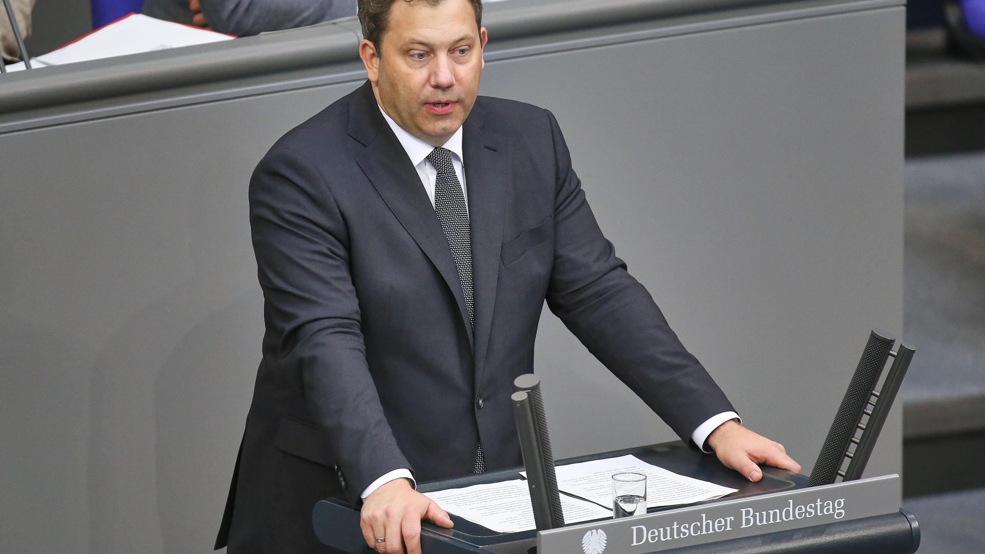 Bundesfinanzminister Lars Klingbeil steht am Rednerpult im Bundestag.