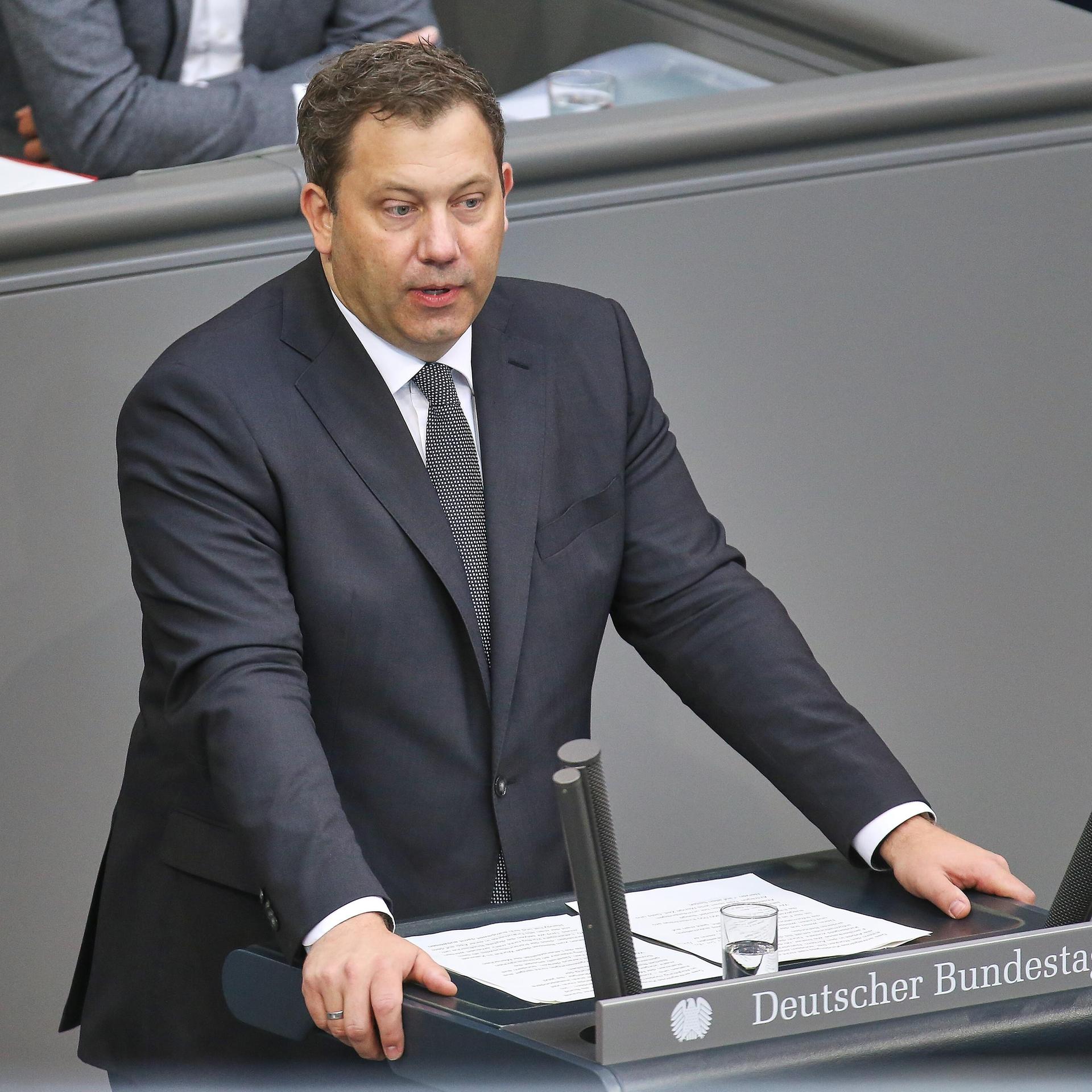 Bundesfinanzminister Lars Klinbeil steht am Rednerpult im Deutschen Bundestag.