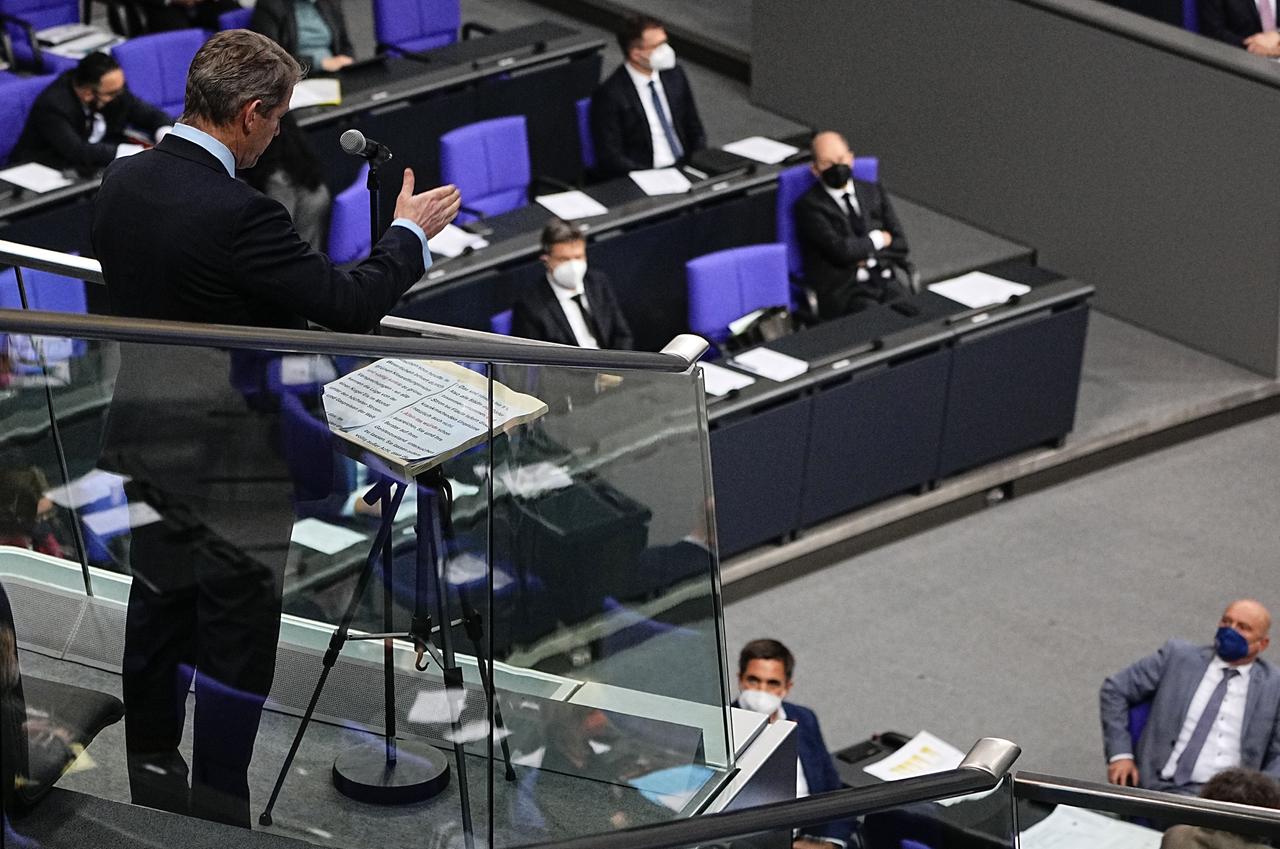 Karsten Hilse (AfD), Mitglied des Deutschen Bundestages, spricht oben auf der Tribüne während einer Debatte im Bundestag.