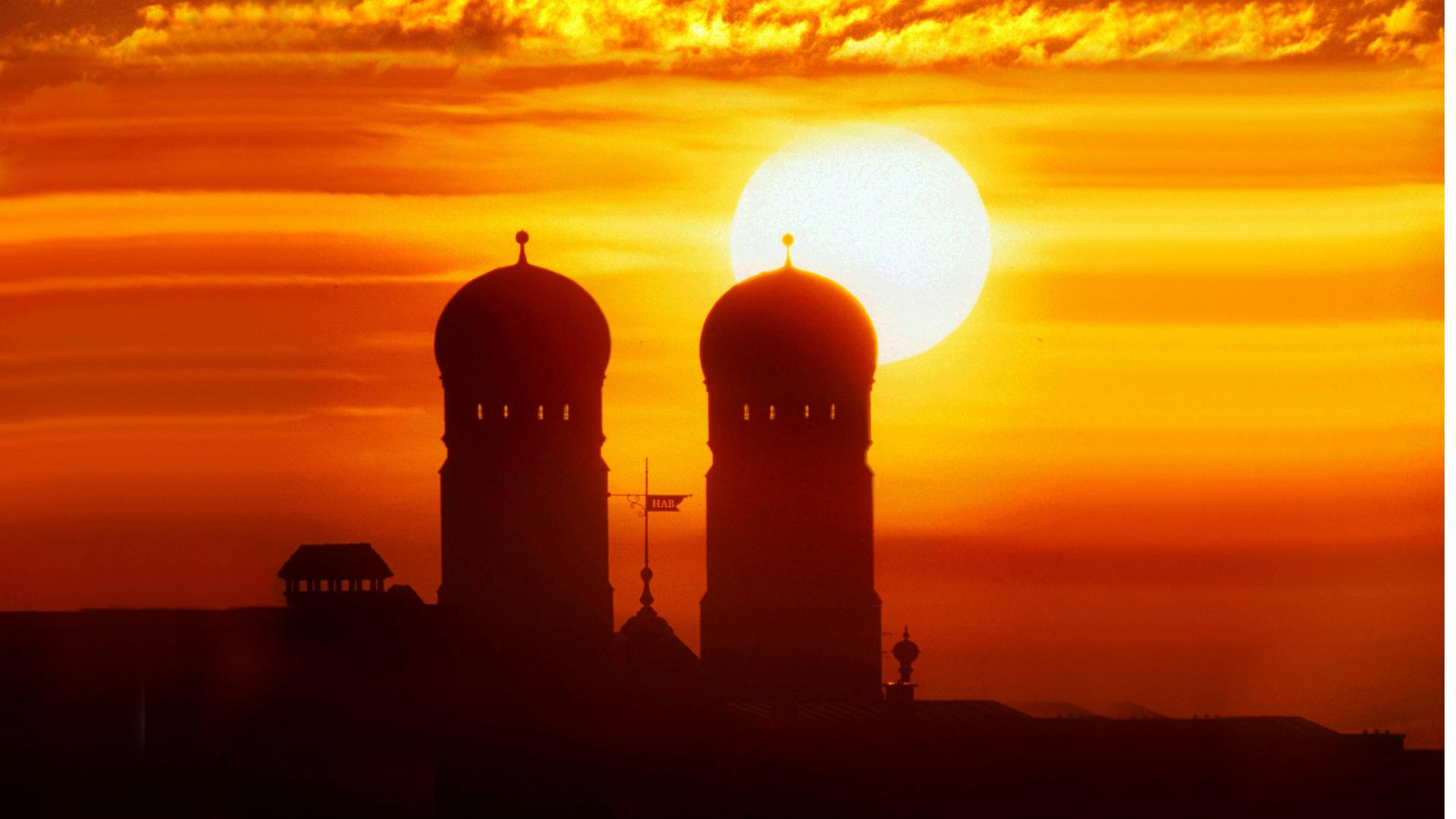 München, Hitze, Hitzewelle, Hitzewarnung, Hitzerekord, Wetter, Sommer, Sonne, Sonnenschein, Sonnenstunden,Trockenheit, Dürre, Erderwärmung, Klima, Klimakrise, Klimaveränderumg, Klimawandel Stadtansicht, Innenstadt, Frauenkirche *** Munich, heat, heat wave, heat warning, heat record, weather, summer, sun, sunshine, sunshine hours, drought, drought, global warming, climate, climate crisis, climate change, climate change city view, downtown, Frauenkirche Copyright: xHeinzxGebhardtx