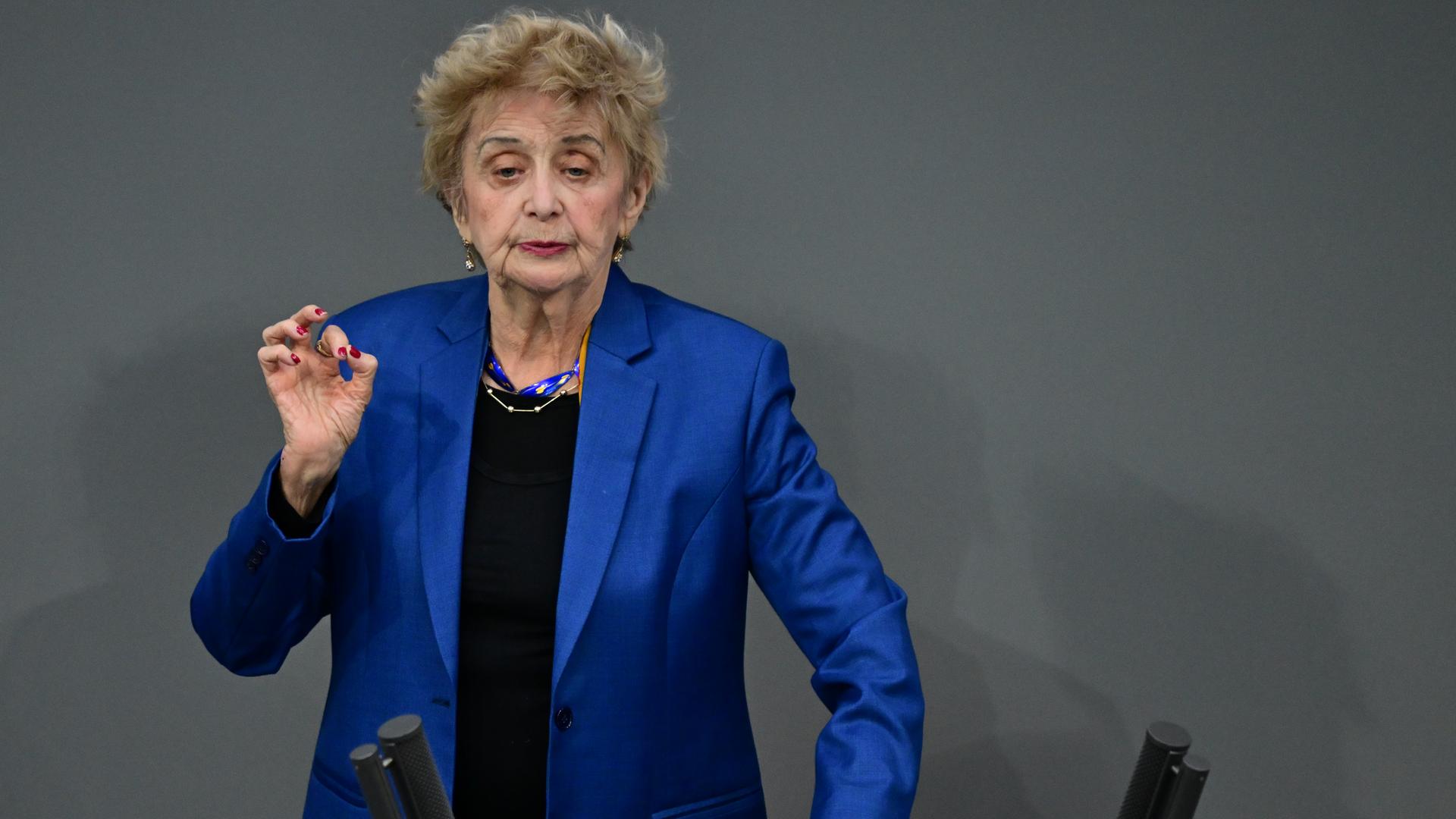 Die Holocaust-Überlebende Tova Friedman spricht im Bundestag. Sie trägt eine blaue Jacke. Sie hat graue, kurze Locken.