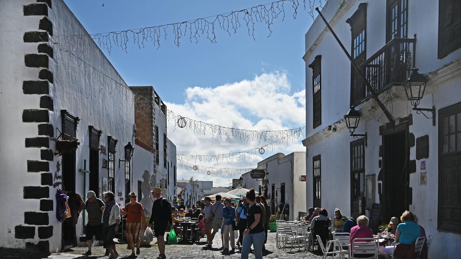 Touristen in den Gassen von Tequise, Lanzarote. 
