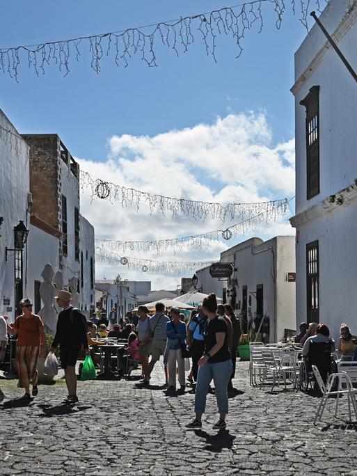 Touristen in den Gassen von Tequise, Lanzarote. 