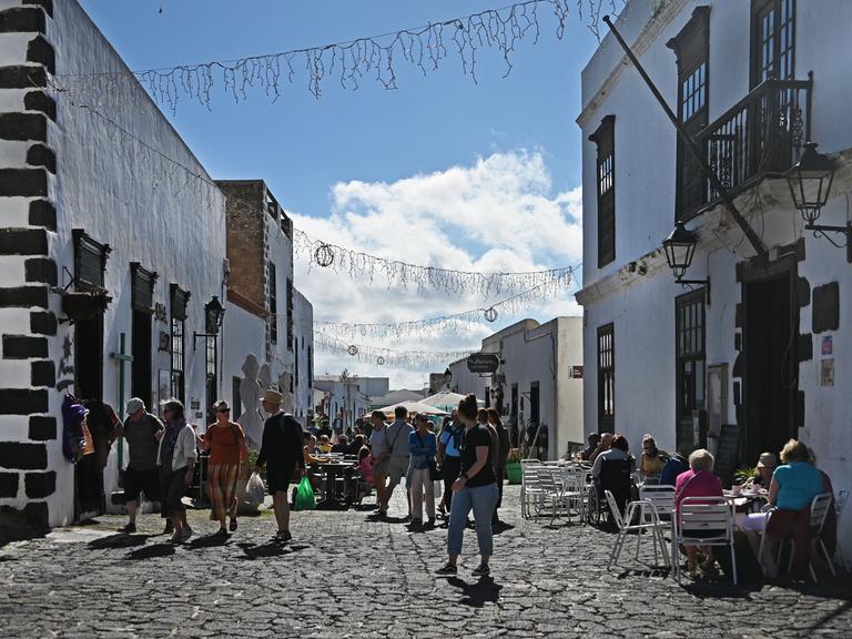 Touristen in den Gassen von Tequise, Lanzarote. 