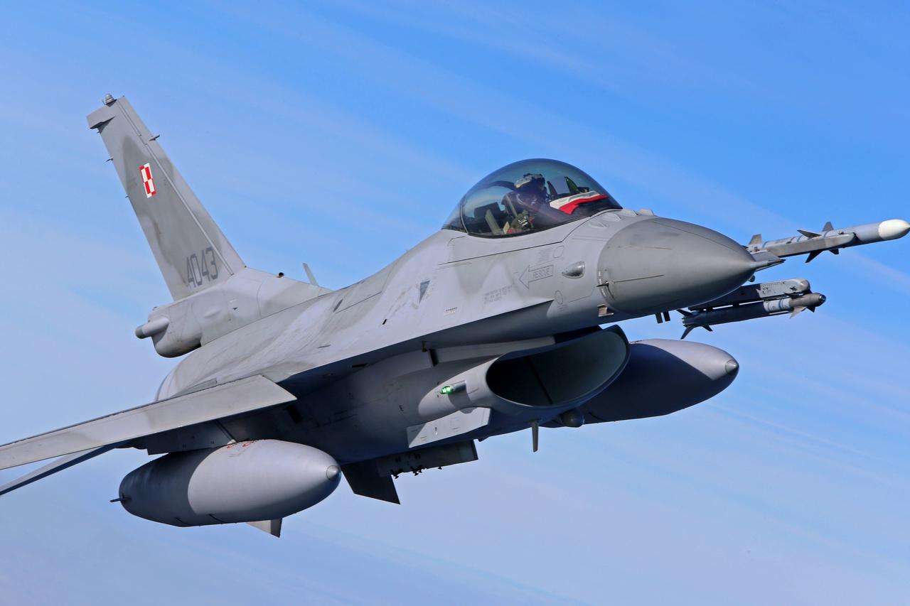 Ein F-16 Kampfjet vor blauem Himmel.