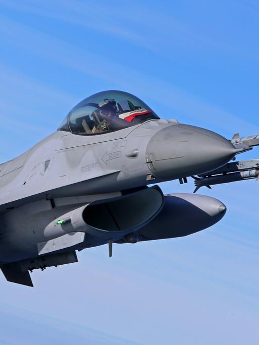 Ein F-16 Kampfjet vor blauem Himmel.