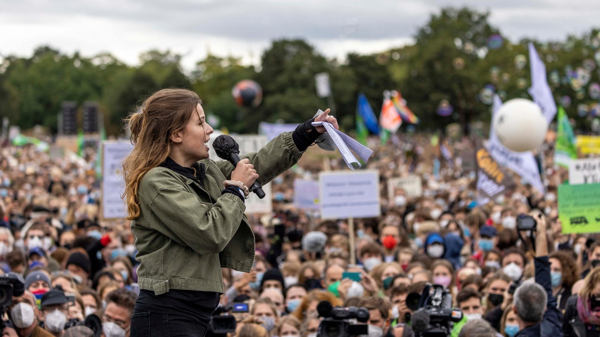 BERLIN, DEUTSCHLAND – 24. SEPTEMBER: Die deutsche Klimaaktivistin Luisa Neubauer spricht am 24. September 2021 in Berlin vor dem Reichstag bei einer groß angelegten Klimastreik-Demonstration von Fridays for Future. 