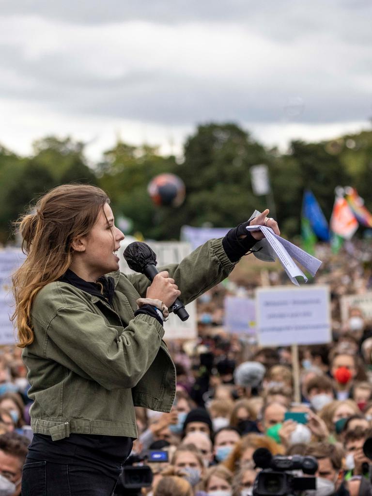 BERLIN, DEUTSCHLAND – 24. SEPTEMBER: Die deutsche Klimaaktivistin Luisa Neubauer spricht am 24. September 2021 in Berlin vor dem Reichstag bei einer groß angelegten Klimastreik-Demonstration von Fridays for Future. 