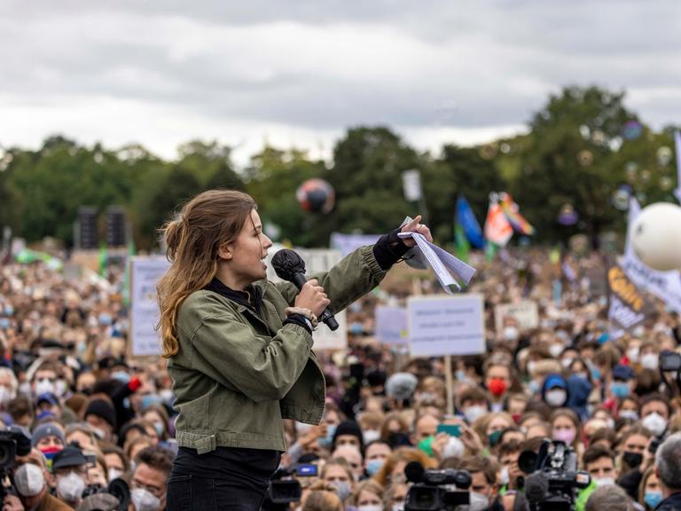 BERLIN, DEUTSCHLAND – 24. SEPTEMBER: Die deutsche Klimaaktivistin Luisa Neubauer spricht am 24. September 2021 in Berlin vor dem Reichstag bei einer groß angelegten Klimastreik-Demonstration von Fridays for Future. 