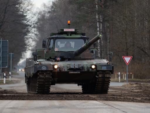 Ein Fahrschulpanzer als Kampfpanzermodell der Bundeswehr fährt über den Truppenübungsplatz.