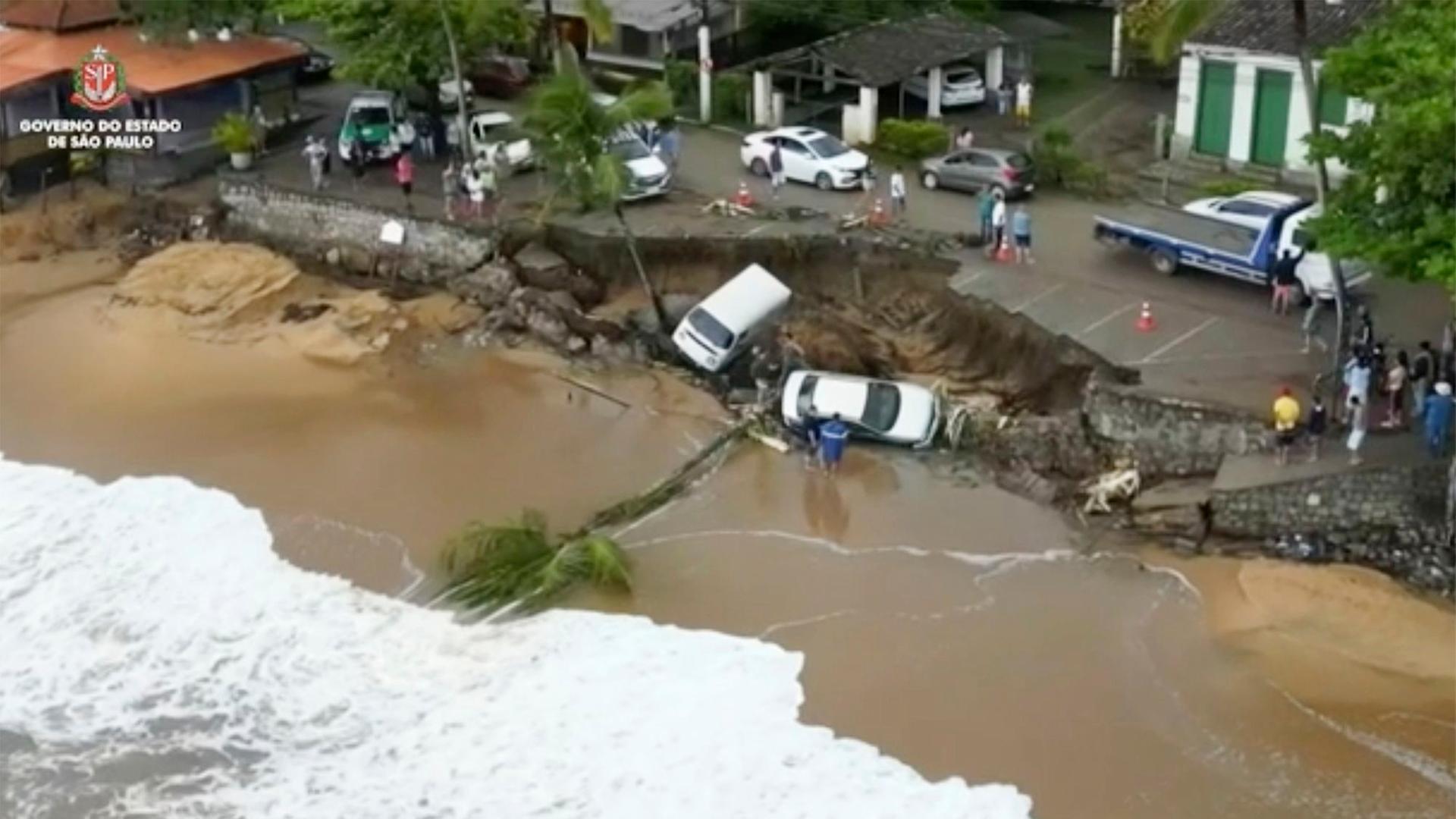 Nach schweren Regenfällen und Erdrutschen sind Autos und Bäume ins Wasser gespült worden.