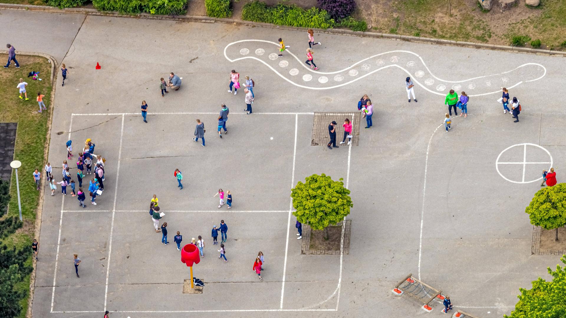 Schulhof mit Schulkindern an der Silverbergschule in Haltern-Stadt (NRW) aus der Vogelperspektive