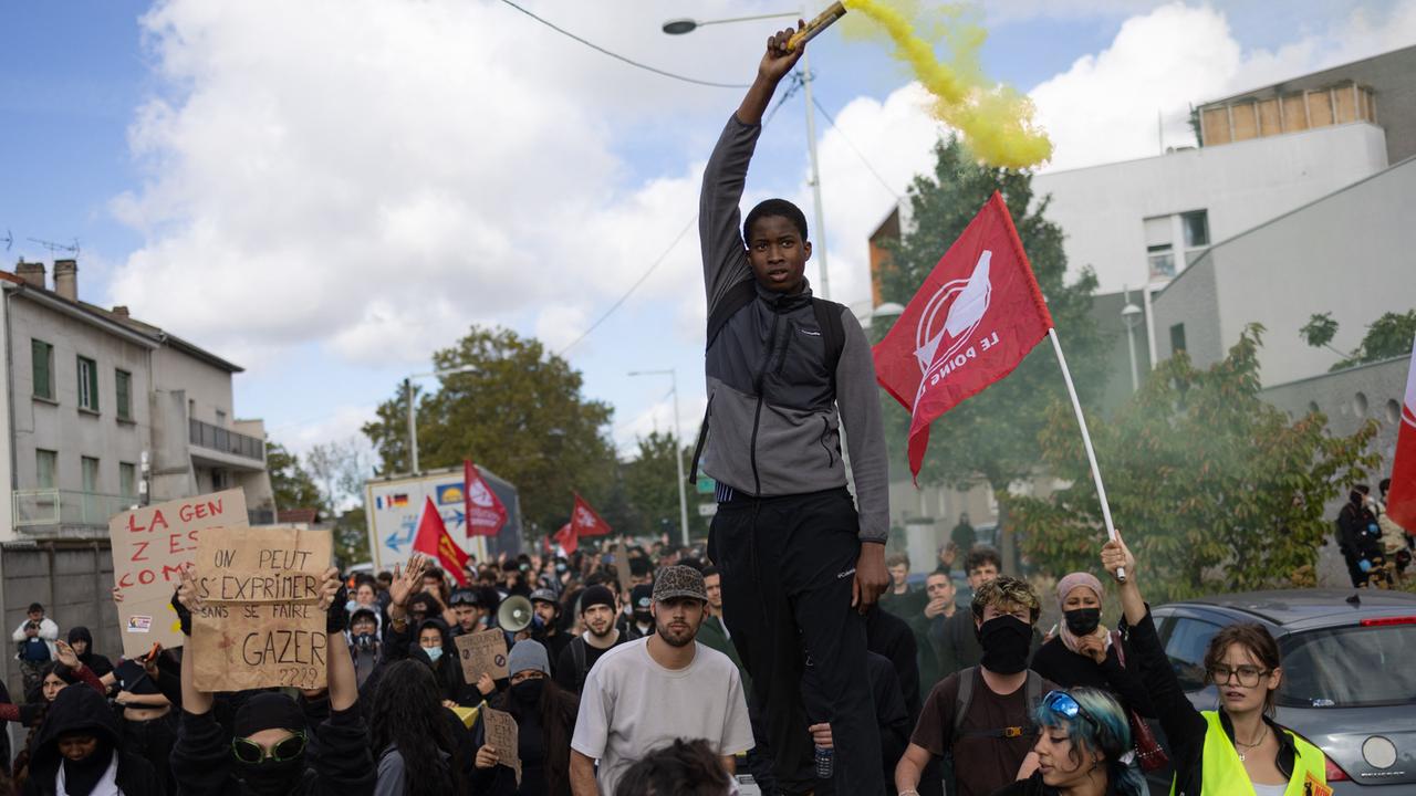 Oberstufeschülerinnen und Schüler aus den Pariser Vororten Saint-Denis und Aubervilliers demonstratieren am 1. Oktober 2026. Ein schwarzer junger Mann hält einen Leuchtstab in die Luft. Oberstufeschülerinnen und Schüler aus den Pariser Vororten Saint-Denis und Aubervilliers demonstratieren am 1. Oktober 2026. Ein schwarzer junger Mann hält einen Leuchtstab in die Luft.