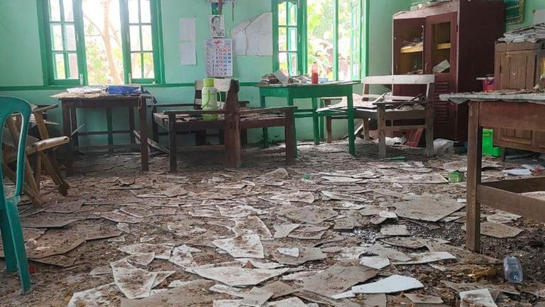 Das Foto zeigt einen zerstörten Klassenraum in Myanmar nach einem Luftangriff. Das Foto zeigt einen zerstörten Klassenraum in Myanmar nach einem Luftangriff.