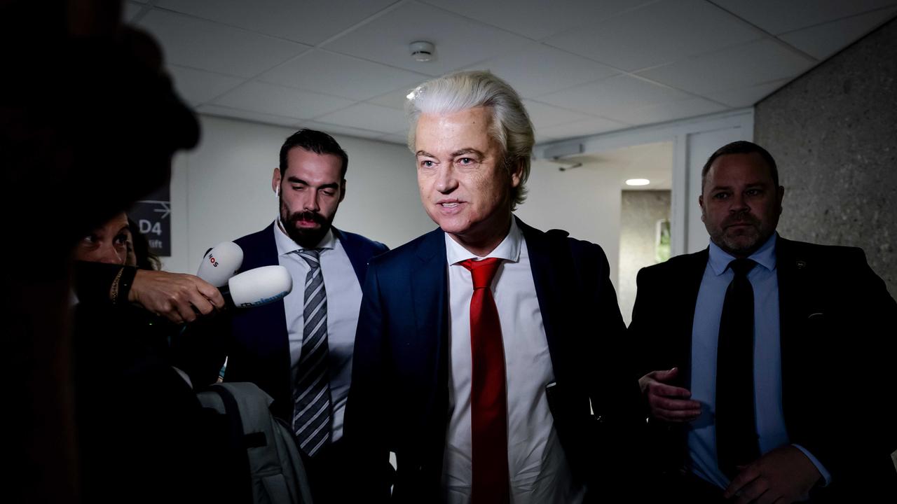 Geert Wilders umringt von Medien