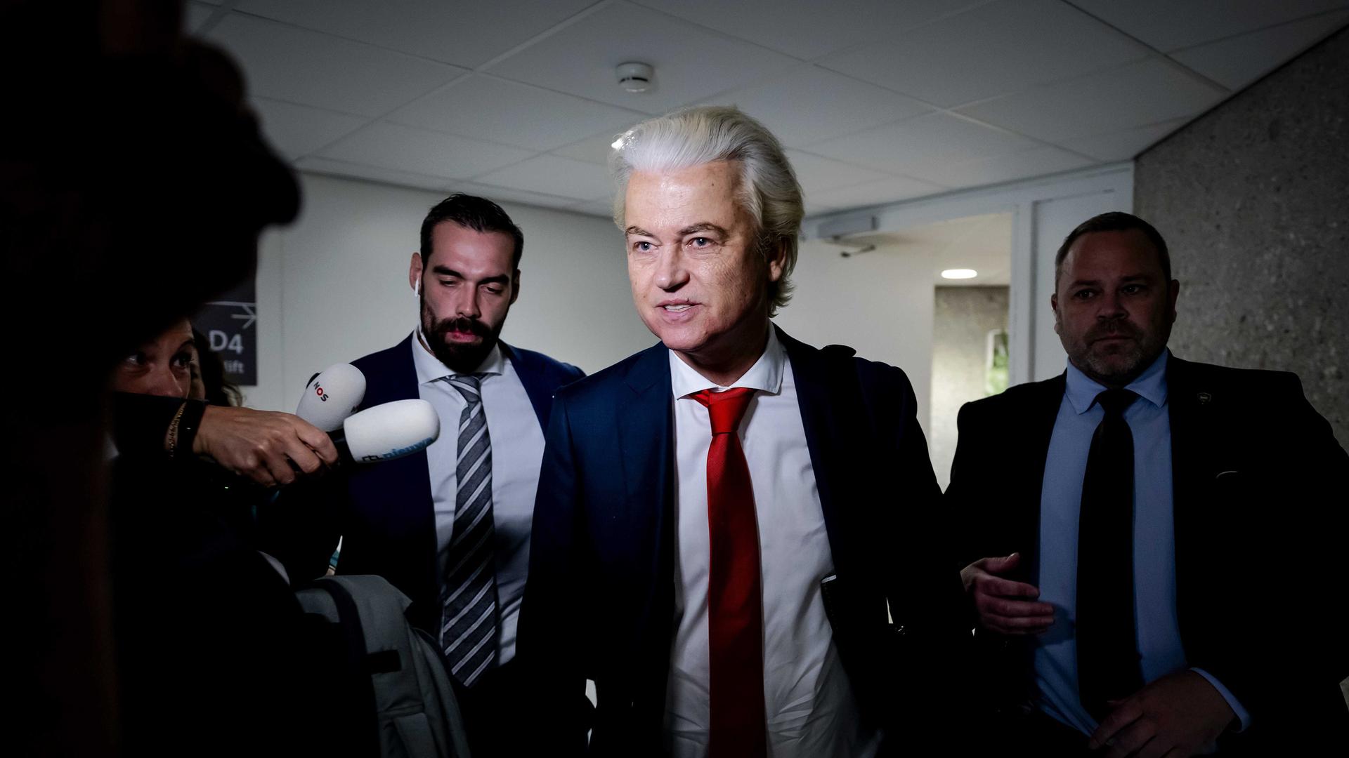 Geert Wilders umringt von Medien