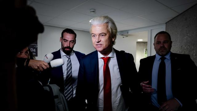 Geert Wilders umringt von Medienvertretern