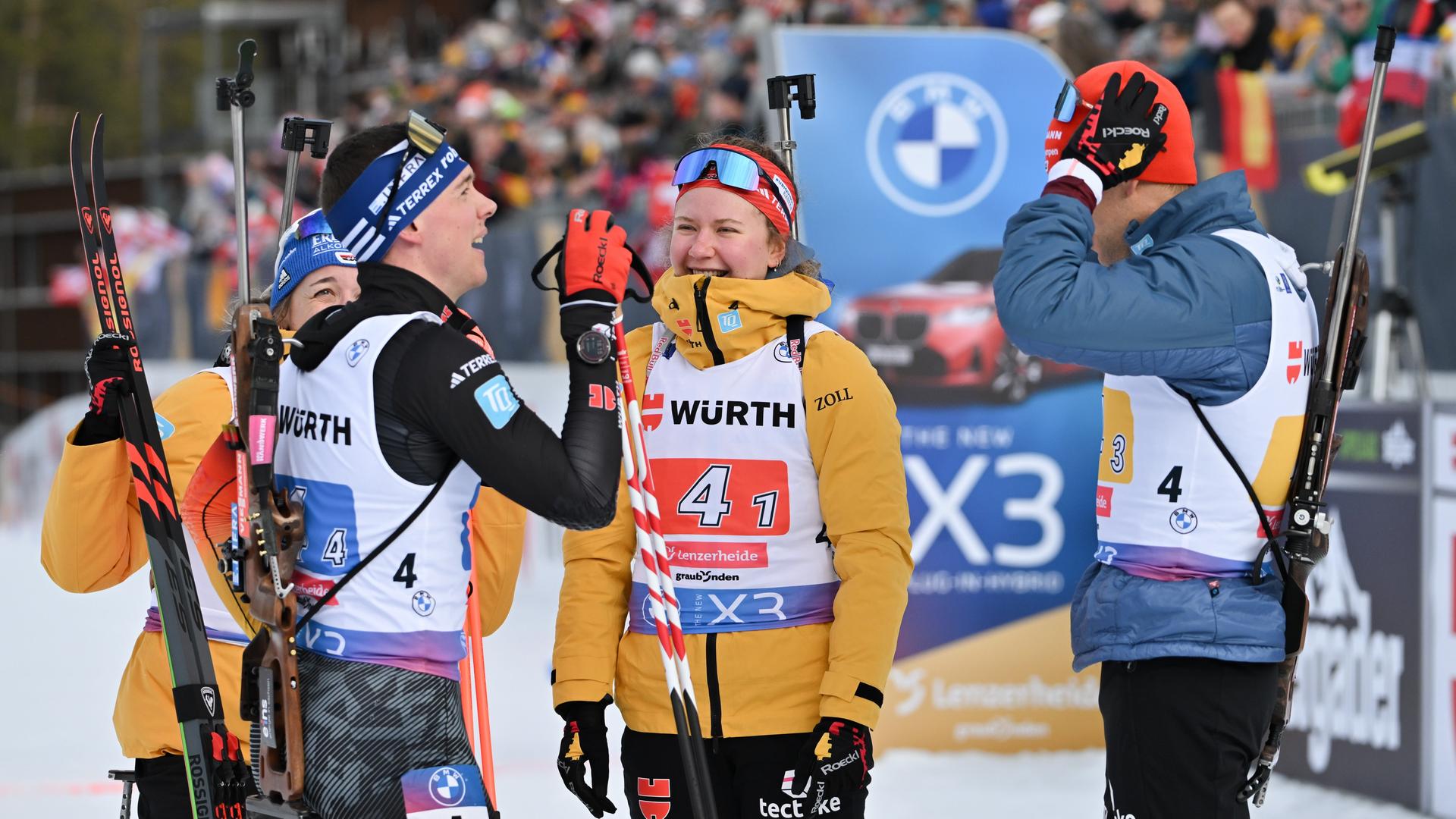 Lenzerheide: Biathlon: Das deutsche Team steht nach dem Erreichen des dritten Platzes zusammen.