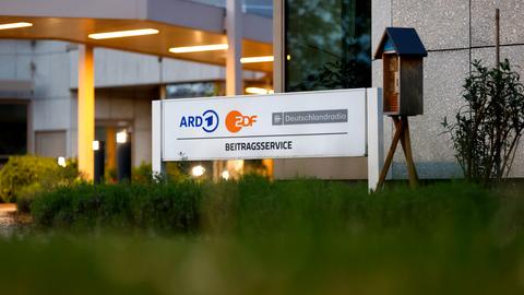 Ein Schild am Eingang der ARD ZDF Deutschlandradio Beitragsservice-Stelle in Köln.