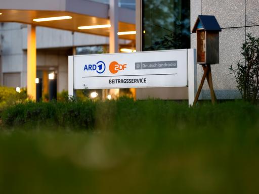 Ein Schild am Eingang der ARD ZDF Deutschlandradio Beitragsservice-Stelle in Köln.