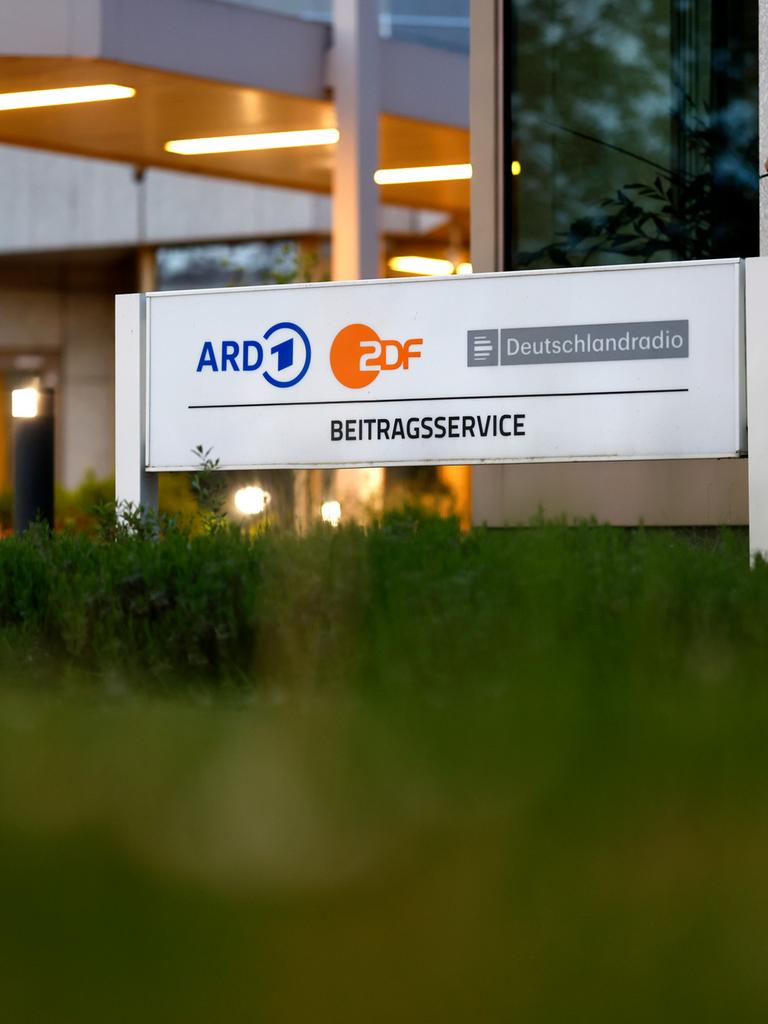 Ein Schild am Eingang der ARD ZDF Deutschlandradio Beitragsservice-Stelle in Köln.