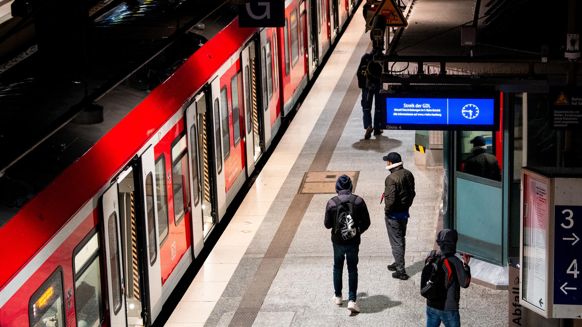 Nur wenige Reisende sind während eines Warnstreiks bei der Bahn im Hauptbahnhof am Gleis der S-Bahn unterwegs.