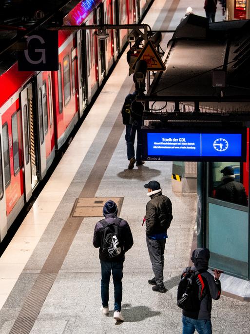 Nur wenige Reisende sind während eines Warnstreiks bei der Bahn im Hauptbahnhof am Gleis der S-Bahn unterwegs.