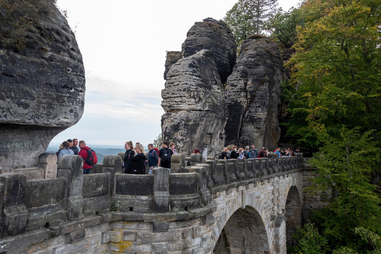 Touristinnen und Touristen auf der Basteibrücke im Elbsandsteingebirge im Nationalpark Sächsische Schweiz