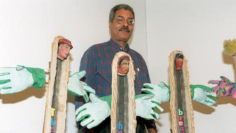 Der amerikanische Fluxuskünstlers Ben Patterson 1995 mit seiner Installation "Das Volk hat kein Brot" in Erfurt.