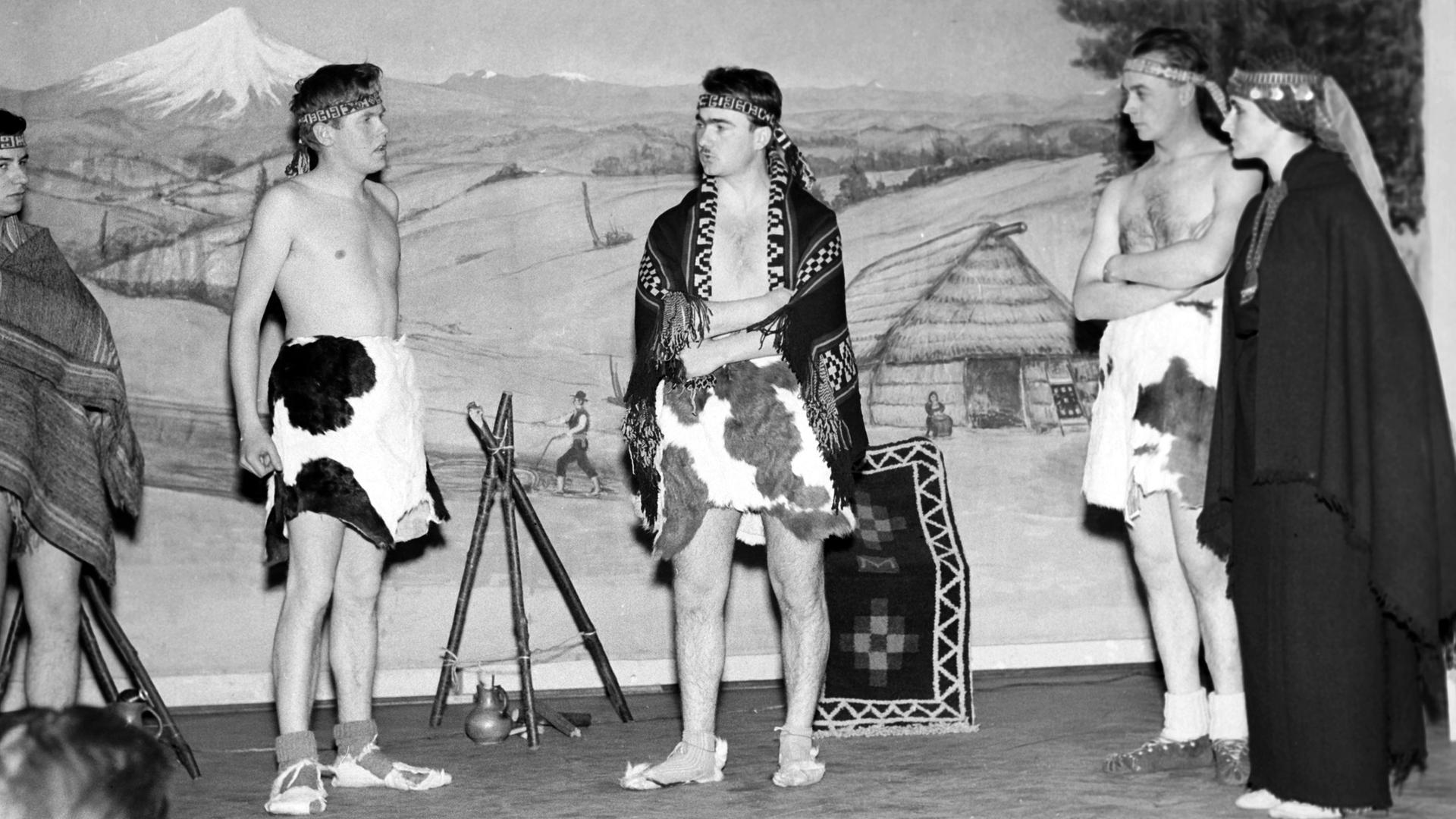 Schwarz-Weiß-Aufnahme einer chilenischen Theatergruppe in Nürnberg auf der Bühne.