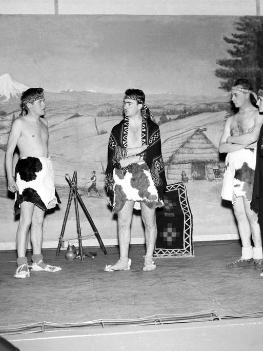Schwarz-Weiß-Aufnahme einer chilenischen Theatergruppe in Nürnberg auf der Bühne.