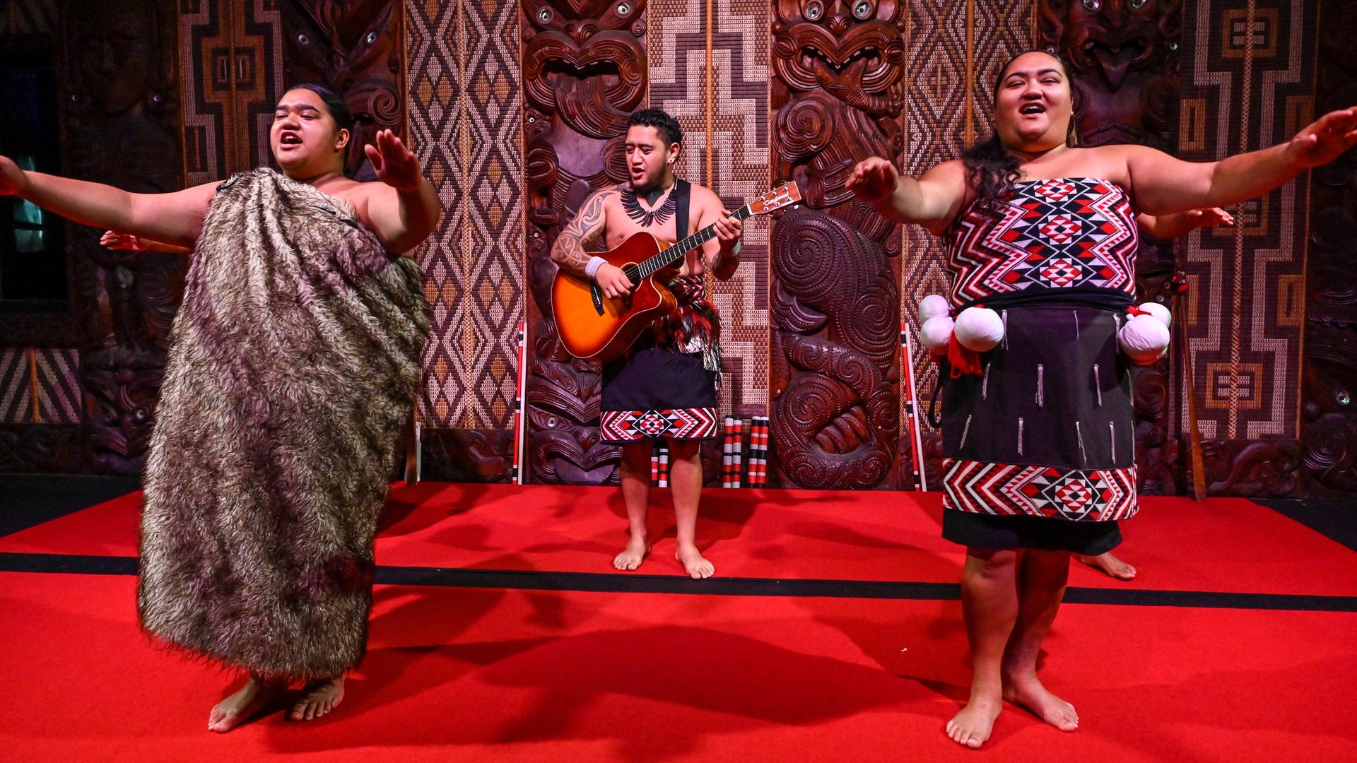 Nachfahren der Ureinwohner Neuseelands (Maori) führen den Willkommenstanz, Powhiri, auf.