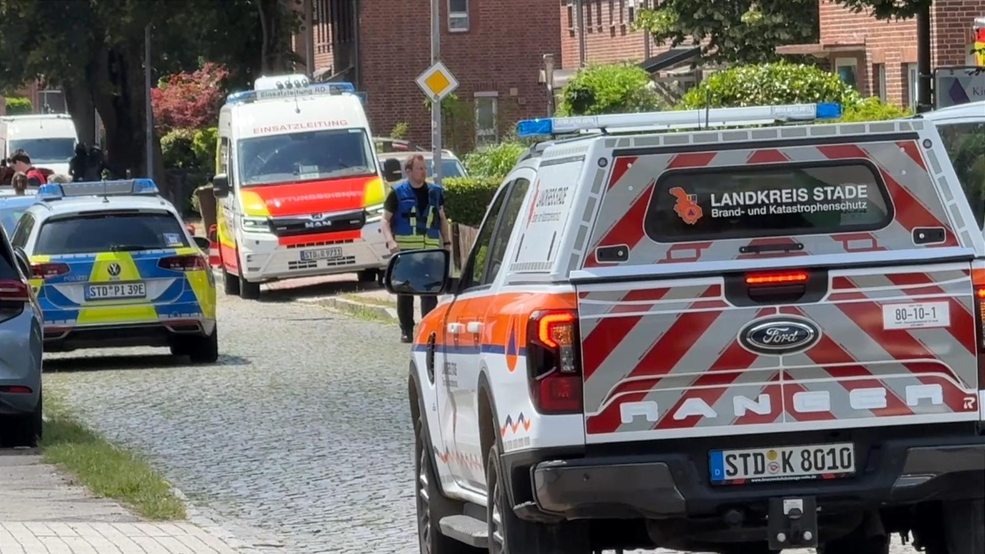 Stade: Einsatzkräfte stehen auf einer Straße in Stade.