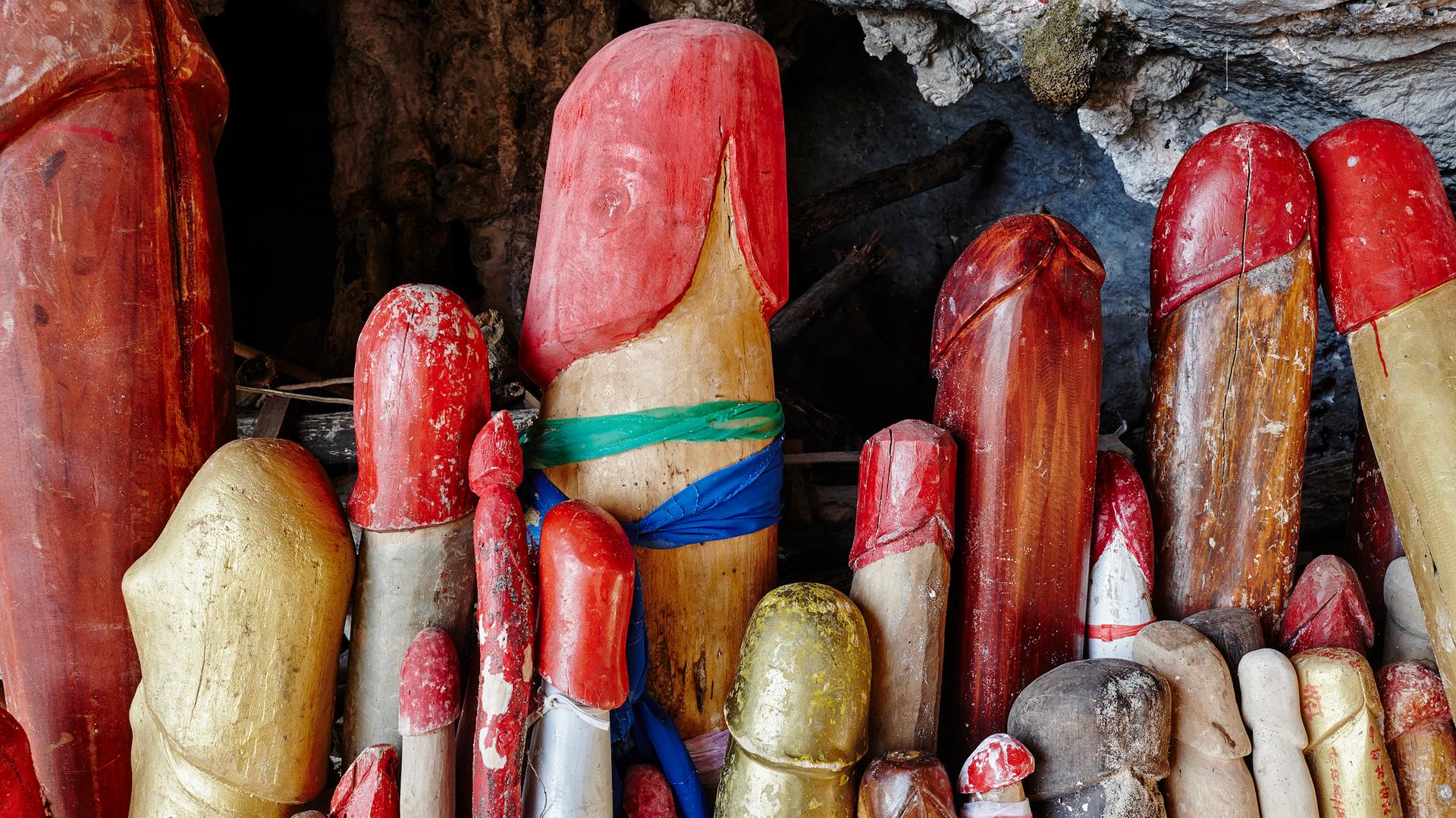 Thailand: Phallus Symbole, bemalte Penisse aus Holz als Zeichen von Fruchtbarkeit.