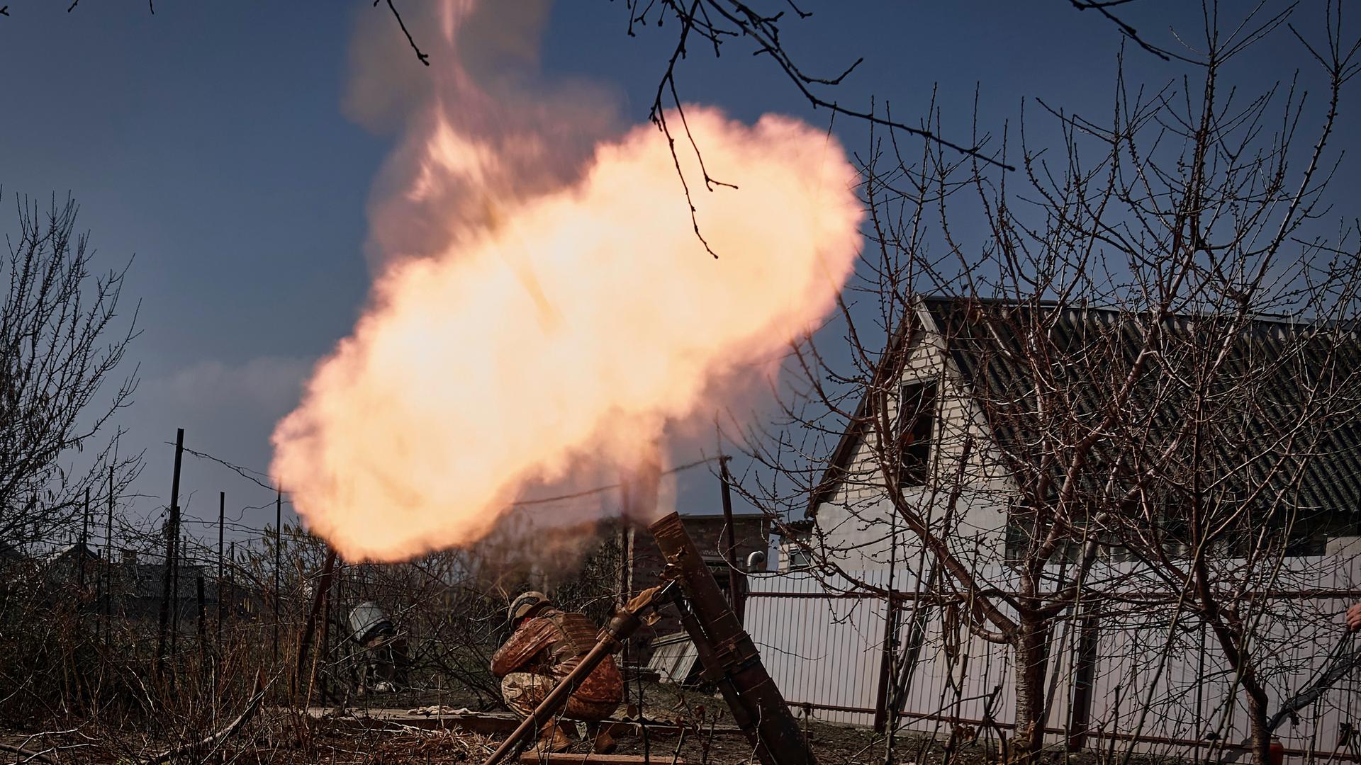 Ukrainische Solsaten feuern an der Frontlinie nahe Bachmut eine Rakete ab. Man sieht einen großen, hellen Explosionsrauch. Ukrainische Solsaten feuern an der Frontlinie nahe Bachmut eine Rakete ab. Man sieht einen großen, hellen Explosionsrauch.
