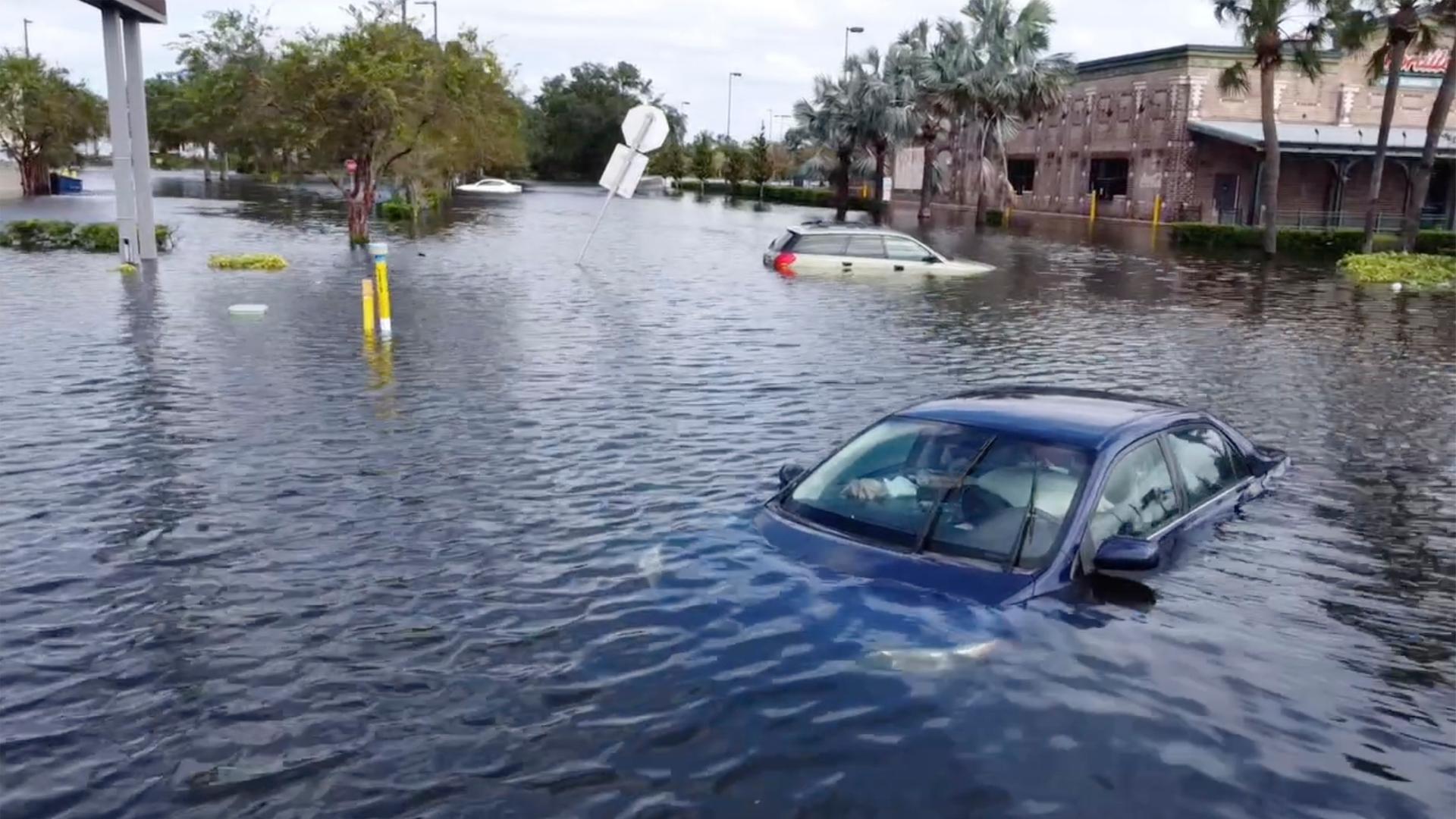 Autos stehen bis zum Dach im Wasser, nachdem Hurrikan Milton über Florida gefegt ist.