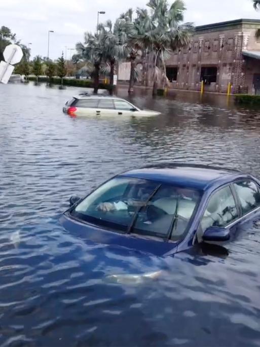 Autos stehen bis zum Dach im Wasser, nachdem Hurrikan Milton über Florida gefegt ist.