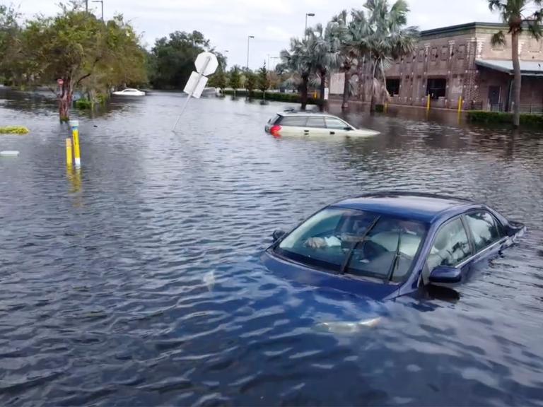 Autos stehen bis zum Dach im Wasser, nachdem Hurrikan Milton über Florida gefegt ist.