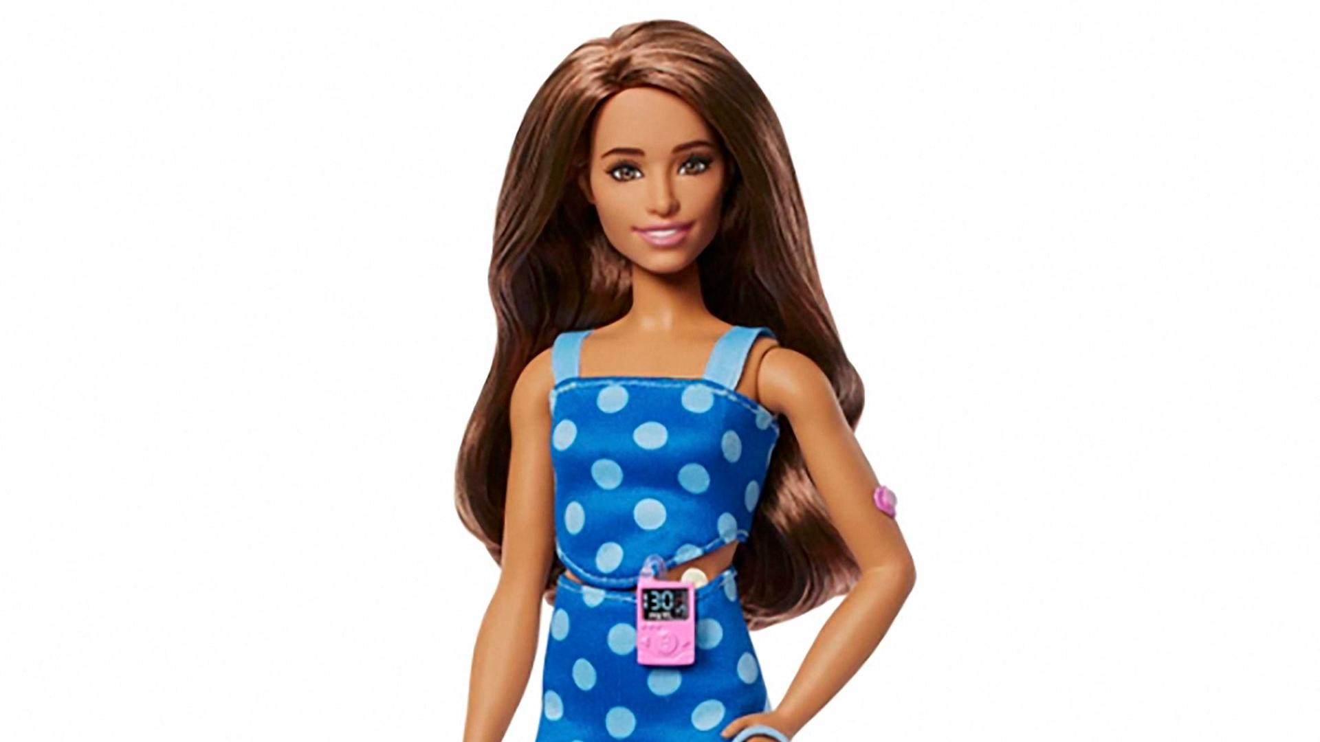 Die Diabetes-Barbie sieht aus wie eine normale Barbie. Sie hat ein blaues Kleid mit weißen Punkten an, glatte braune Haare und ist schlank. Und: sie hat ein Blutzuckermessgerät dabei. Die Diabetes-Barbie sieht aus wie eine normale Barbie. Sie hat ein blaues Kleid mit weißen Punkten an, glatte braune Haare und ist schlank. Und: sie hat ein Blutzuckermessgerät dabei.
