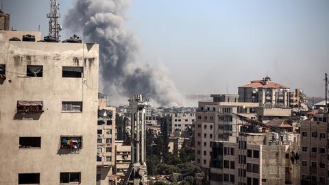 Rauchschwaden steigen nach einem israelischen Angriff im nördlichen Gazastreifen inmitten des anhaltenden Konflikts zwischen Israel und der militanten palästinensischen Hamas-Gruppe auf.