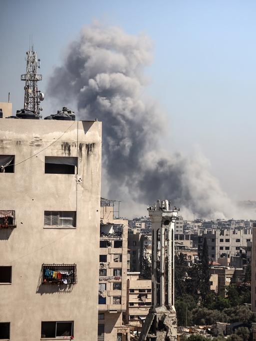 Rauchschwaden steigen nach einem israelischen Angriff im nördlichen Gazastreifen inmitten des anhaltenden Konflikts zwischen Israel und der militanten palästinensischen Hamas-Gruppe auf.