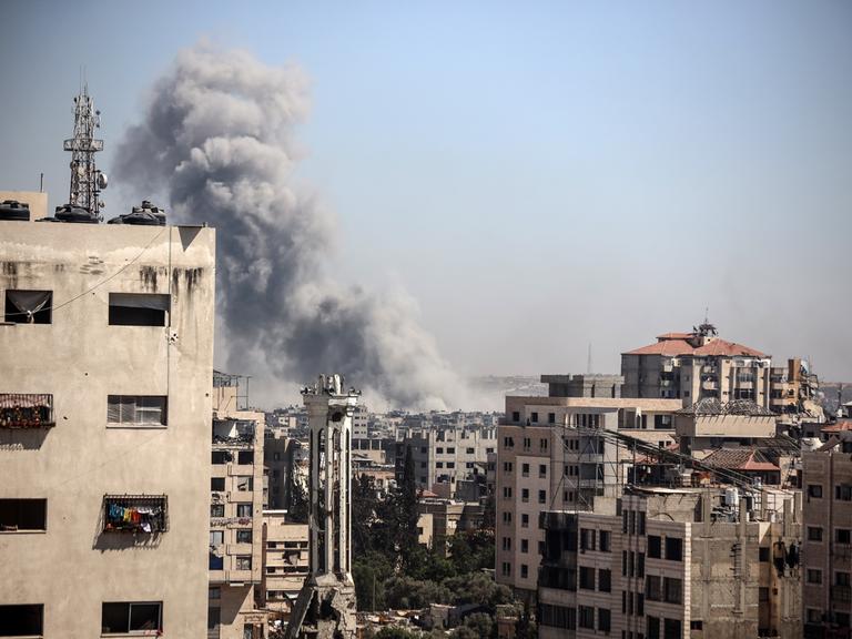 Rauchschwaden steigen nach einem israelischen Angriff im nördlichen Gazastreifen inmitten des anhaltenden Konflikts zwischen Israel und der militanten palästinensischen Hamas-Gruppe auf.