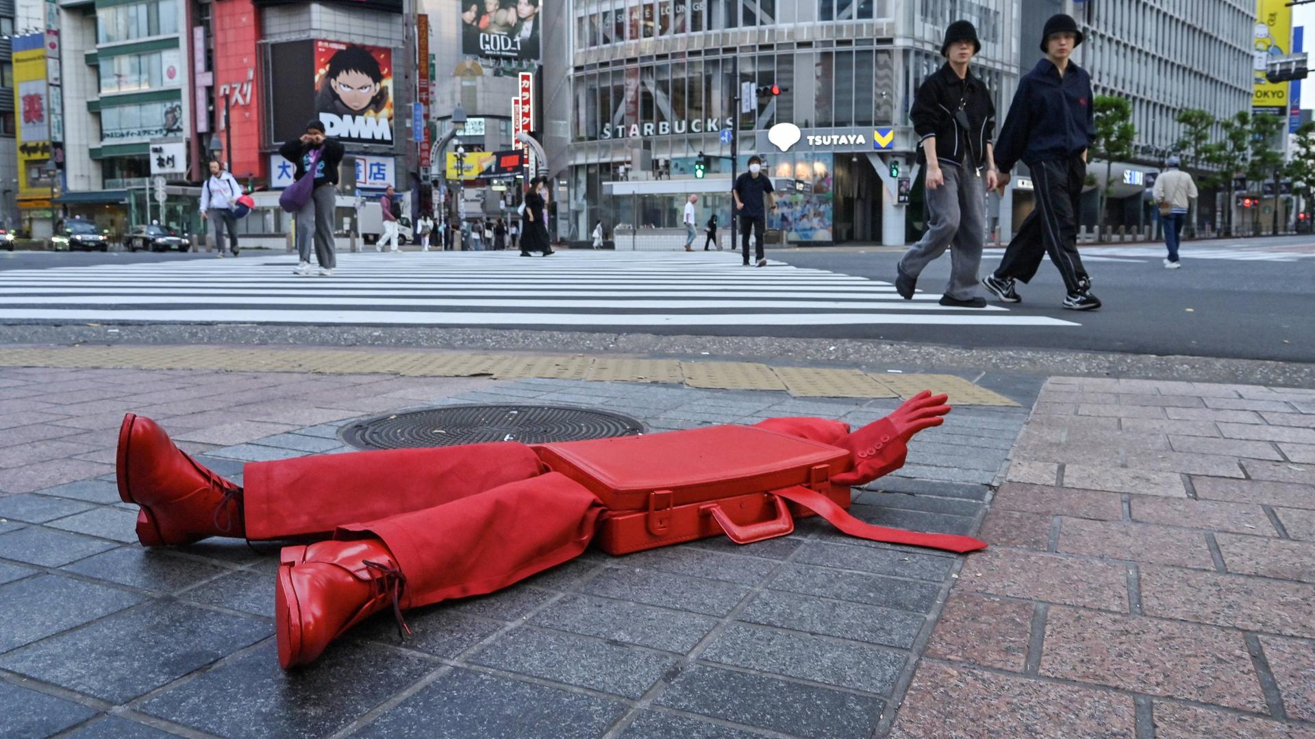 Fußgänger gehen an der Kunstinstallation „The Briefcase“ des französischen Straßenkünstlers James Colomina an der Shibuya-Kreuzung im Tokioter Stadtteil Shibuya vorbei, 20. Mai 2025. Fußgänger gehen an der Kunstinstallation „The Briefcase“ des französischen Straßenkünstlers James Colomina an der Shibuya-Kreuzung im Tokioter Stadtteil Shibuya vorbei, 20. Mai 2025.