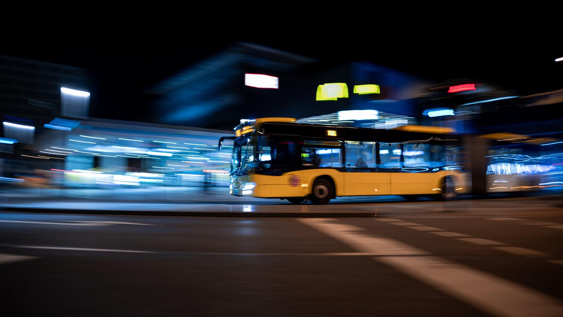 Ein Bus fährt am Hauptbahnhof in Essen vorbei. Ein Bus fährt am Hauptbahnhof in Essen vorbei.