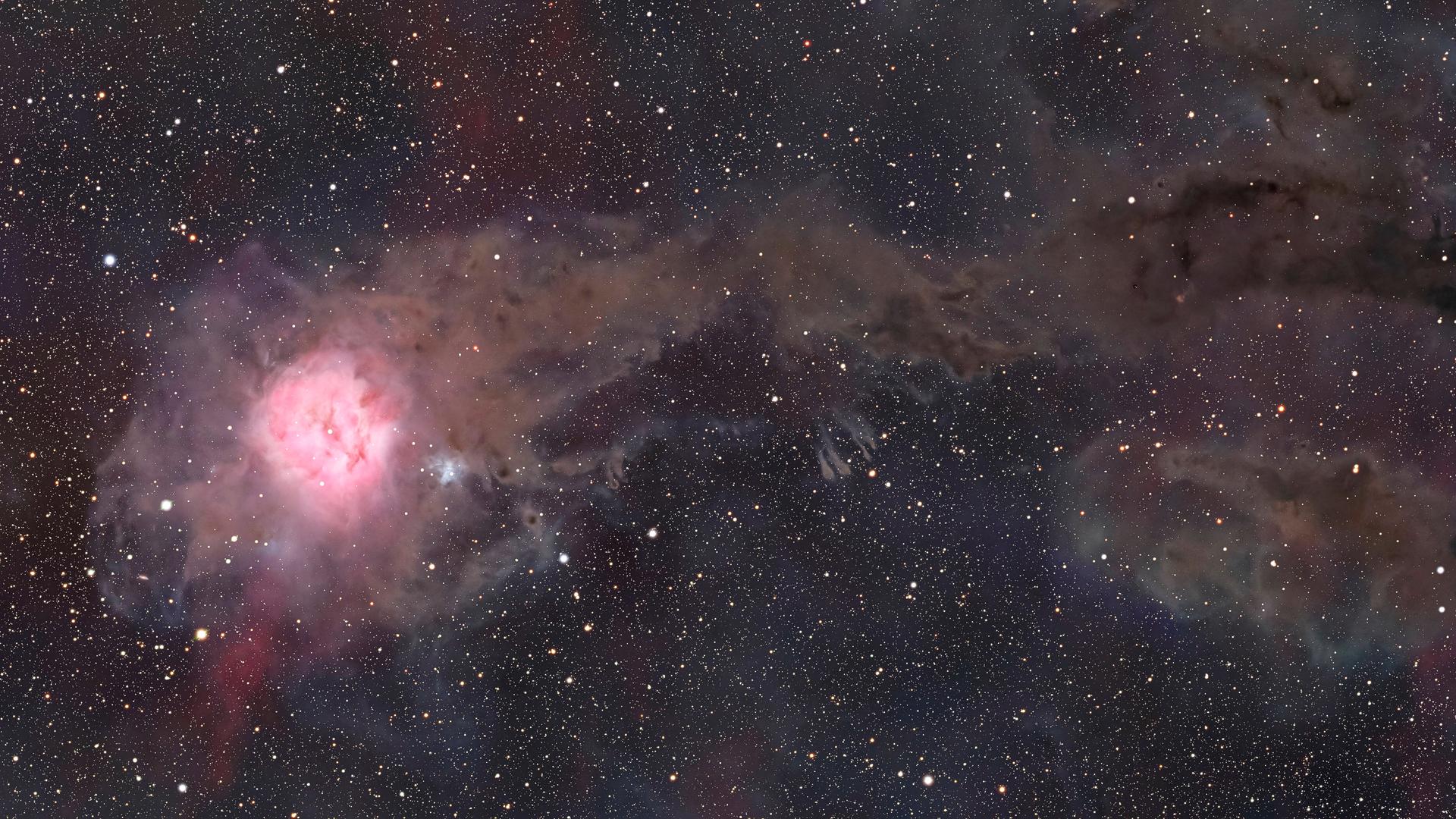 Weltall mit vielen Sternen und rosafarbenem Nebel