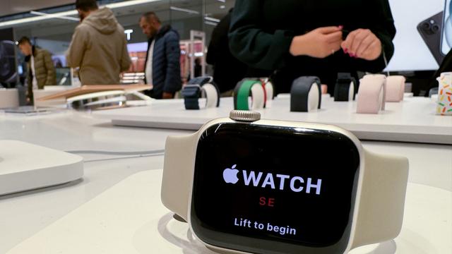 Eine Uhr von Apple mit einem kleinen schwarzen Bildschirm in einem Geschäft.