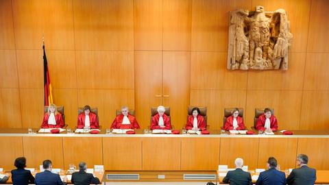 Baden-Württemberg, Karlsruhe: Der Zweite Senat des Bundesverfassungsgerichts - Rhona Fetzer (l-r), Christine Langengeld, Peter Müller, Vizepräsidentin Doris König, Sibylle Kessal-Wulf, Astrid Wallrabenstein und Thomas Offenloch - sitzt im Verhandlungssaal des Bundesverfassungsgerichts.