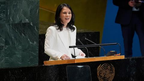 Annalena Baerbock steht am Redepult vor der Generalversammlung der Vereinten Nationen, zu deren Präsidentin sie gewählt worden ist.