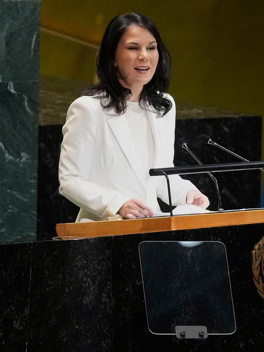 Annalena Baerbock steht am Redepult vor der Generalversammlung der Vereinten Nationen, zu deren Präsidentin sie gewählt worden ist.