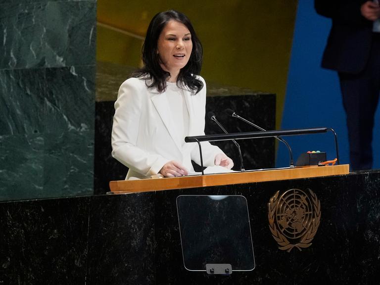 Annalena Baerbock steht am Redepult vor der Generalversammlung der Vereinten Nationen, zu deren Präsidentin sie gewählt worden ist.